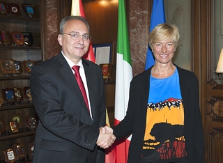 Il ministro della Difesa macedone Jolevsku con l'omologa italiana Pinotti