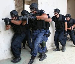 Agenti della polizia kosovara