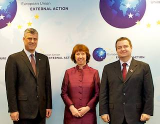 Il premier del Kosovo, HashimThaci, l'Alto rappresentante per la politica estera e di sicurezza dell'Ue, Catherine Ashton, e il premier serbo, Ivica Dacic