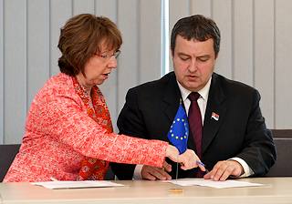 L'Alto rappresentante per la politica estera e di sicurezza dell'Ue, Catherine Ashton, e il premier serbo, Ivica Dacic