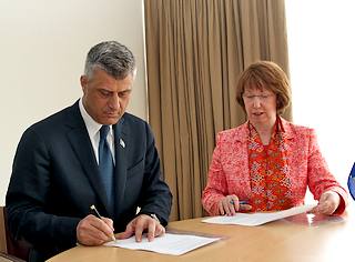 Il premier del Kosovo, HashimThaci, e l'Alto rappresentante per la politica estera e di sicurezza dell'Ue, Catherine Ashton