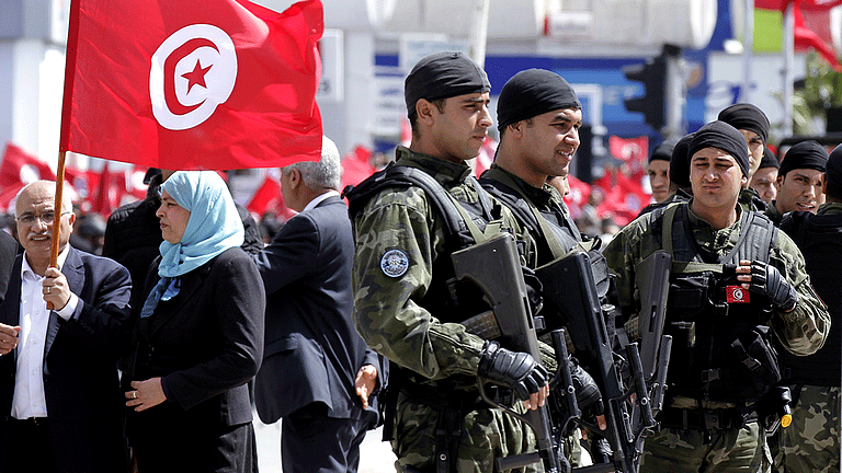 Tunisia: il governo schiera l'Esercito per sedare i disordini nelle regioni strategiche del sud